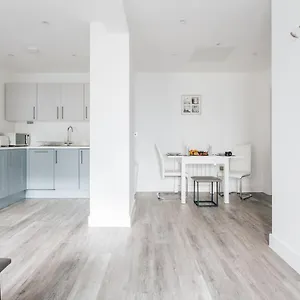 Contemporary Two Bedroom Duplex - Secluded With Parking In A Prime Location Apartment Bournemouth